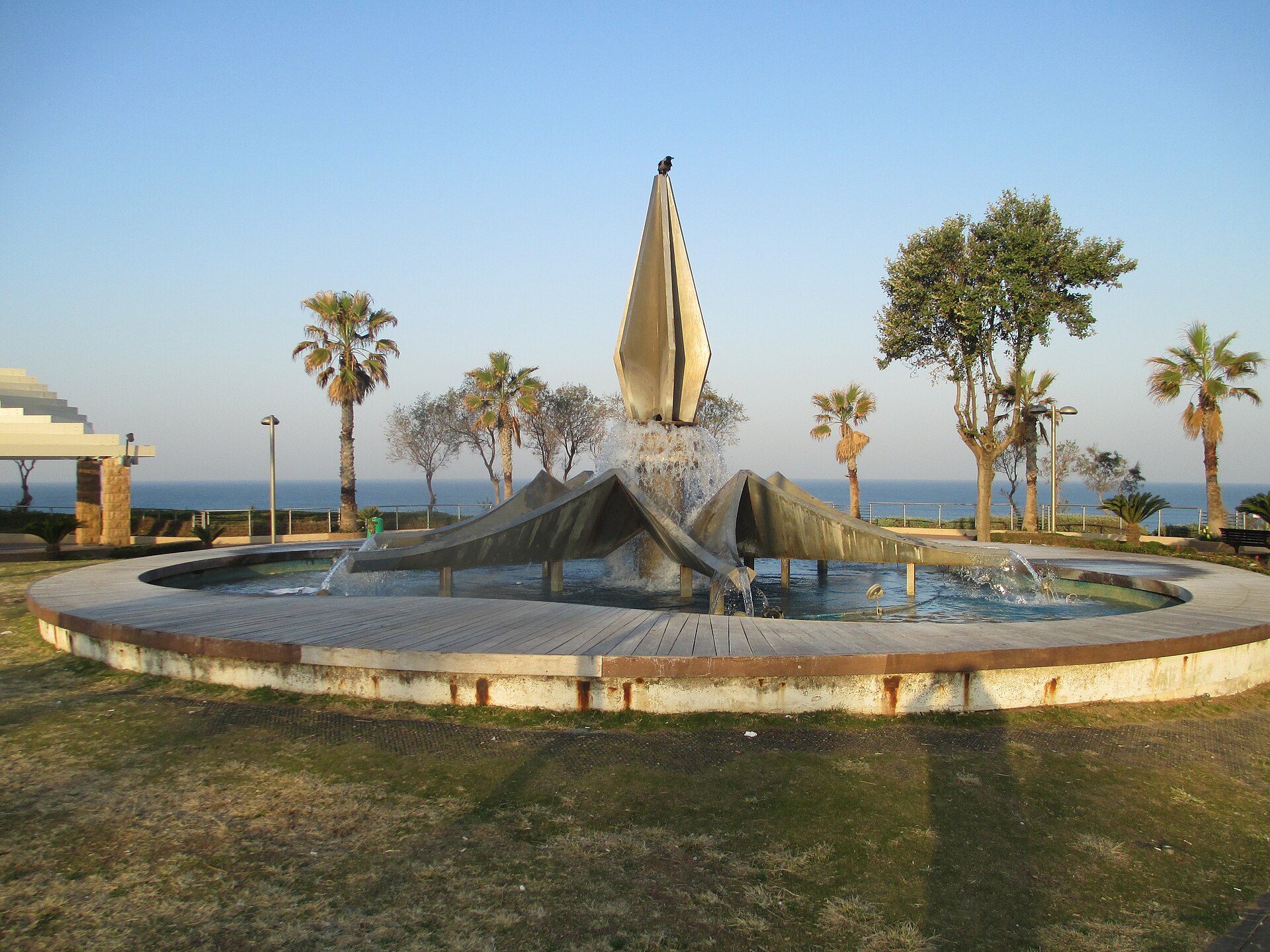 כיכר העצמאות בנתניה — מזרקת הטיילת המשקיפה על הים התיכון